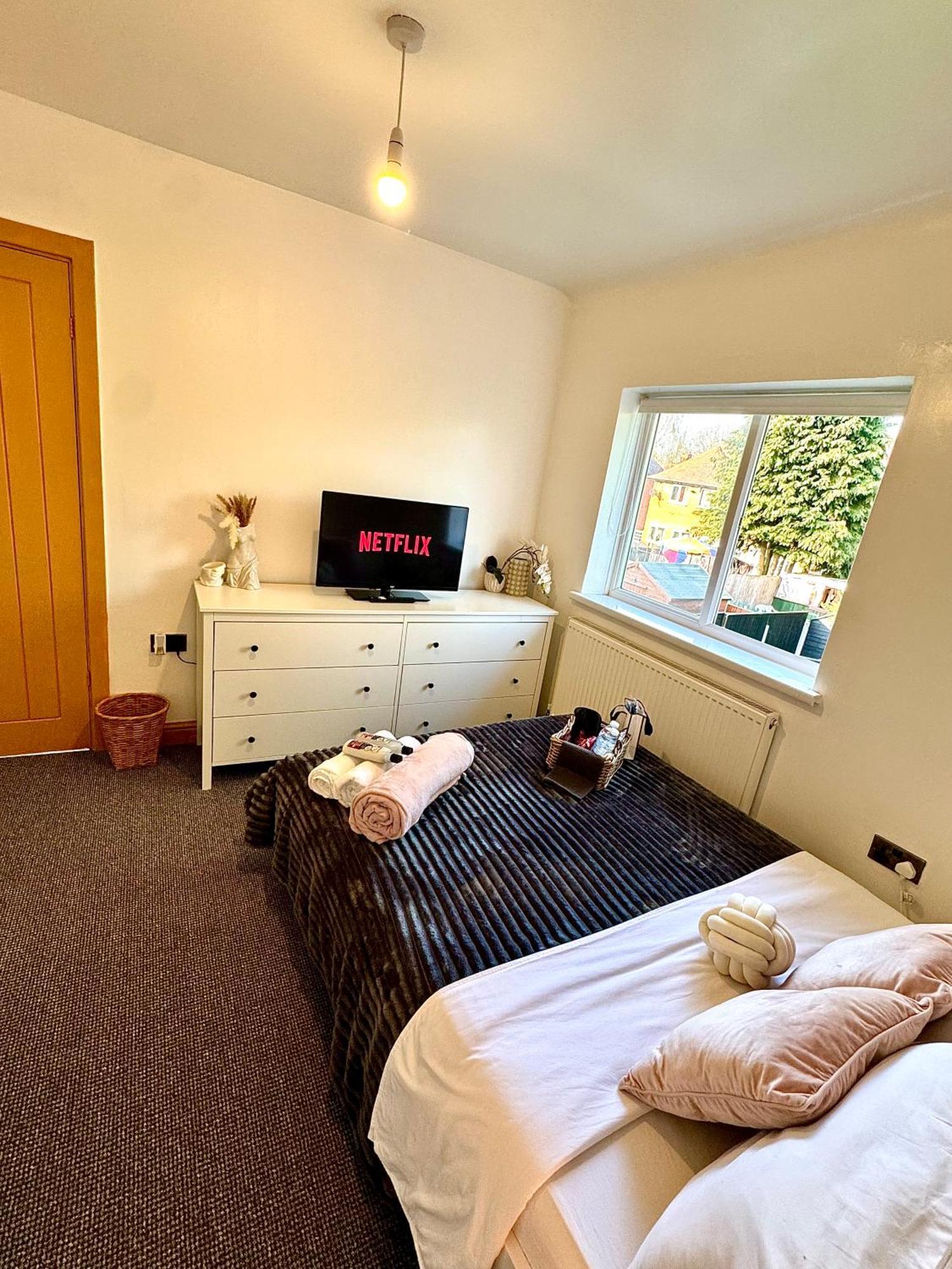 Apartamento Contractor Haven- 3Bdr Crew House, Free Parking, Fast Wifi & Private Garden Nottingham Exterior foto